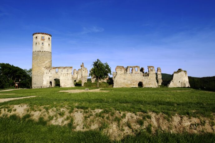 Zřícenina hradu a zámku Zvířetice. Foto: ©Bakov nad Jizerou