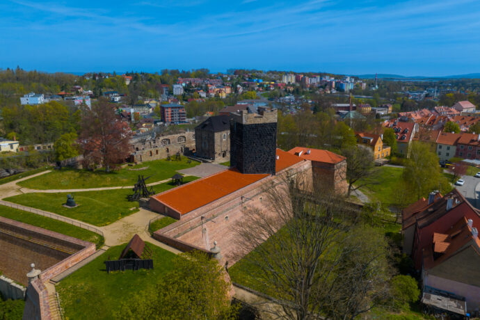 Hrázděné domy, historické krovy a hrad, který je jedinou štaufskou císařskou falcí v Česku. To je Cheb