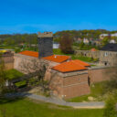 Hrázděné domy, historické krovy a hrad, který je jedinou štaufskou císařskou falcí v Česku. To je Cheb