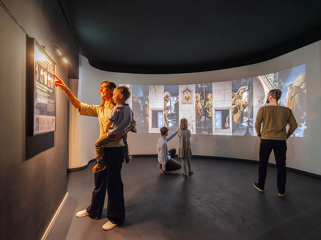 Pouze u nás se totiž můžete podívat na Orloj zároveň zvenku i zevnitř. Foto: ©Praga Magica